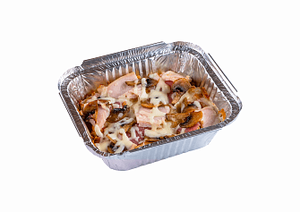 Горячий картофель с беконом, цыпленком и грибами